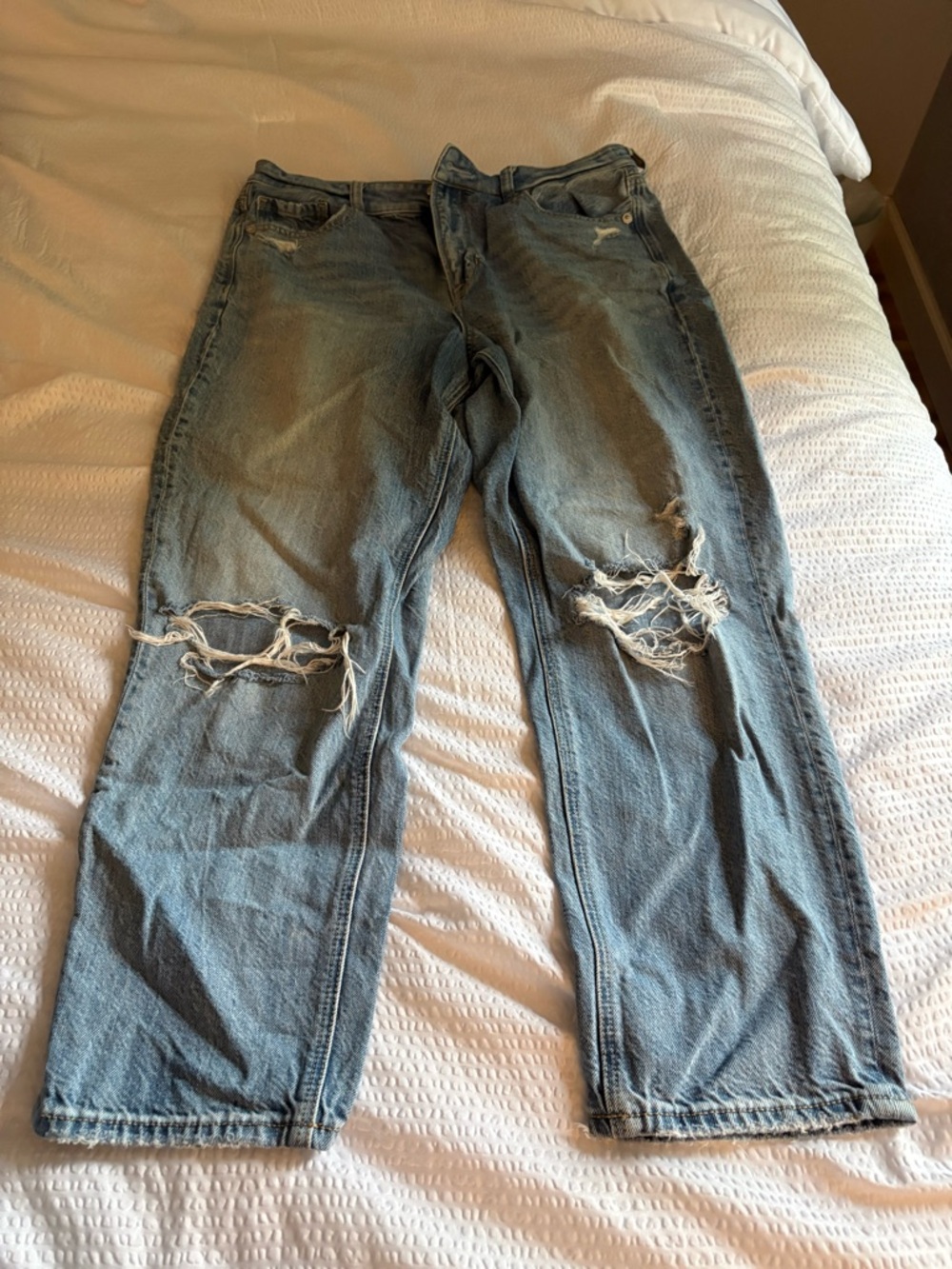 Light Wash American Eagle Distressed Ripped Jeans